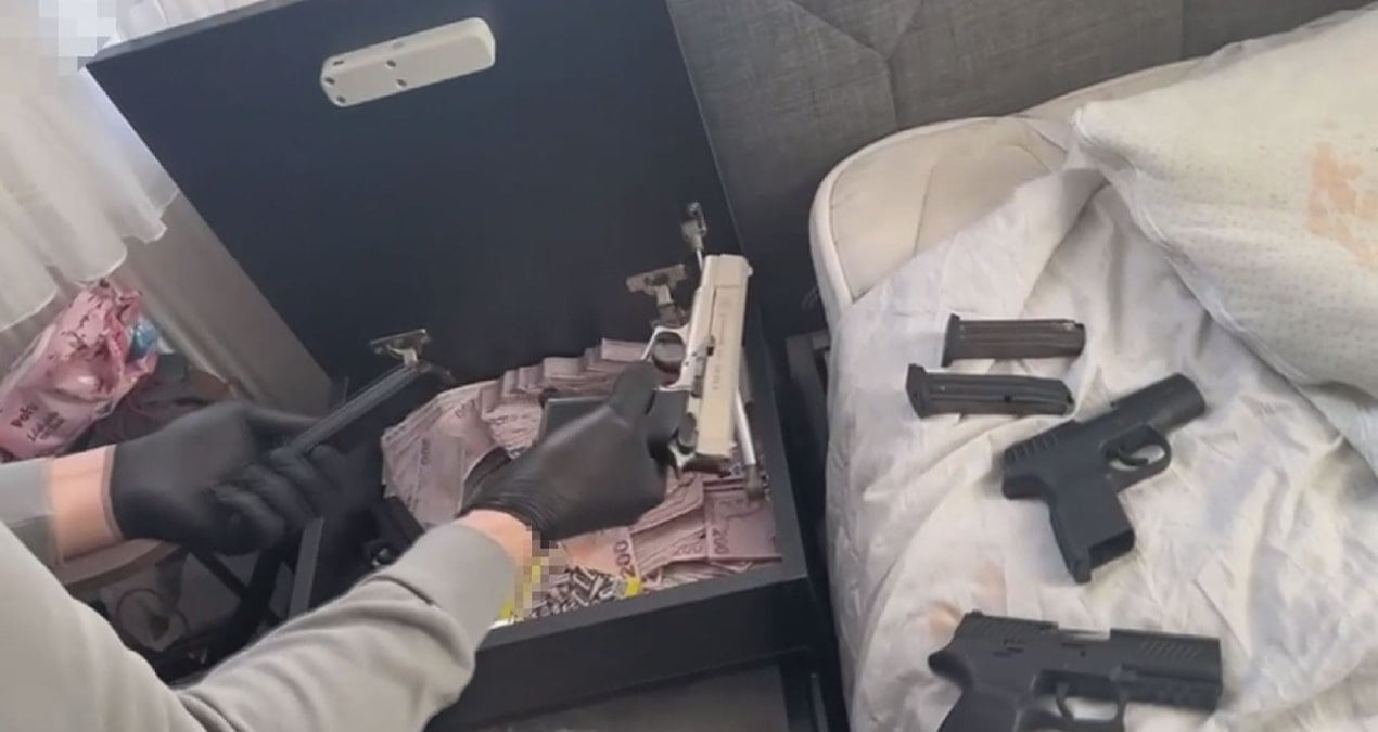 Polisin dikkatinden kaçmadı! Uyuşturucu operasyonunda gizli bölmede silah ve para ele geçirildi