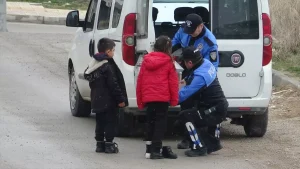 Polisten Çocuklara Bot ve Harçlık