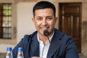 Rüşvet soruşturmasında gözaltına alınan Kuşadası Belediye Başkanı Ömer Günel tutuklandı.