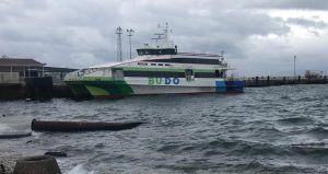 Saatlerdir süren sağanak seferleri de vurdu! Deniz ulaşımına yağmur engeli