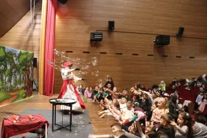 Sahneye Çocukların Kalbine Dokunarak Çıkıyorlar