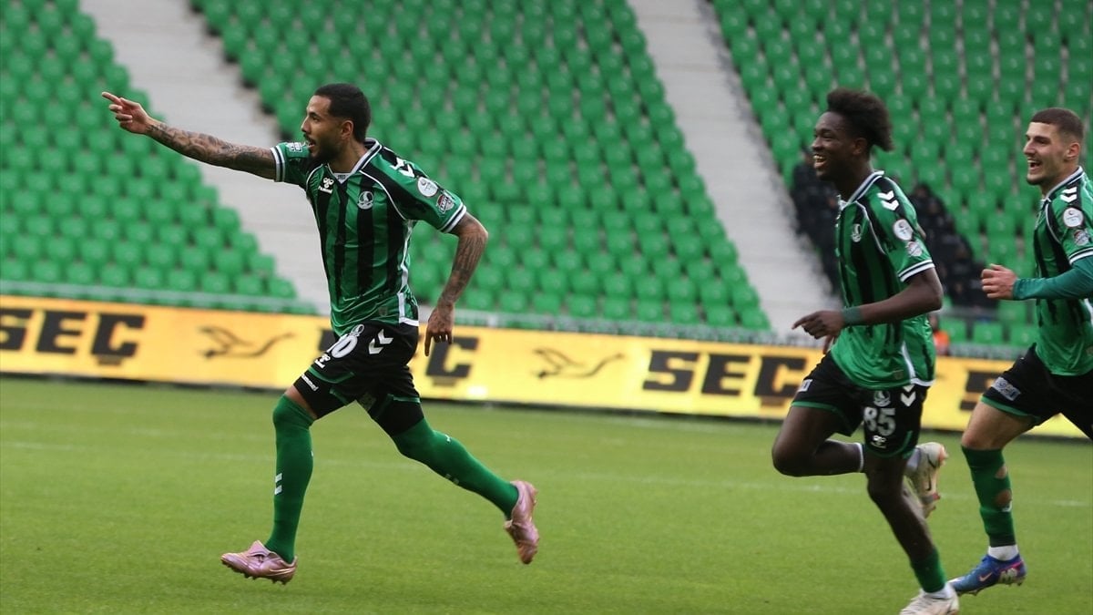 Sakaryaspor, Vanspor FK’ya son dakikada yendi