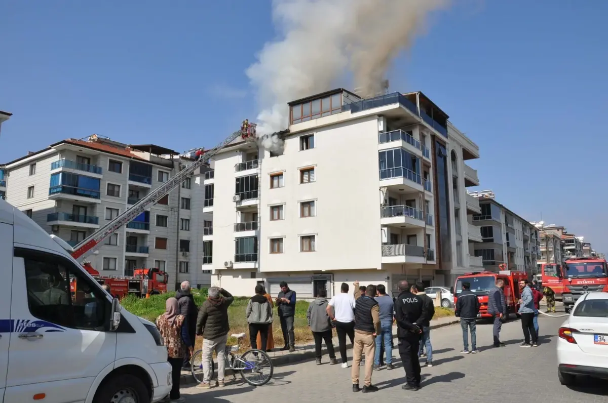 Salihli’de 4 Katlı Binada Yangın