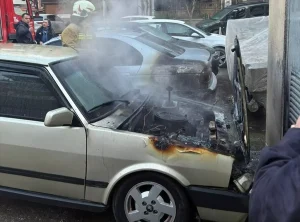 Salihli’de Park Halindeki Araçlar Yandı