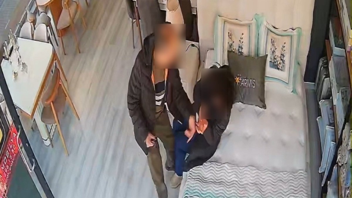 Samsun’da mobilya mağazasında eşini darbeden adam güvenlik kamerasına yansıdı