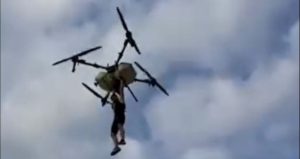 Samsun’da tarım dronuna tutunan çiftçi yere çakıldı! O anlar kameraya yansıdı