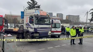 Sancaktepe’de tırın çarptığı kadın hayatını kaybetti