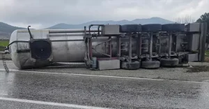 Sarıgöl’de Tır Devrildi: 1 Yaralı