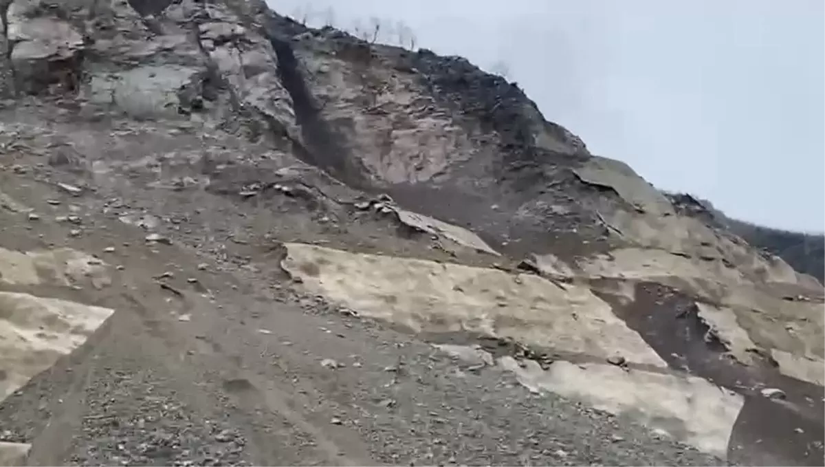 Şavşat’ta Heyelan, Yol Kapandı