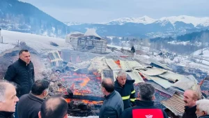 Şavşat’ta Yangın: Ahşap Ev ve Ahırlar Yandı