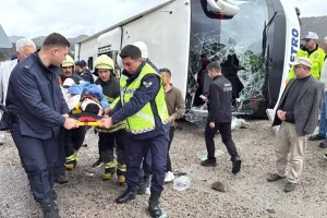 Seydişehir’de otobüs devrildi, 20 yaralı
