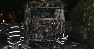 Seyir halindeki Metrobüs alev alev yandı