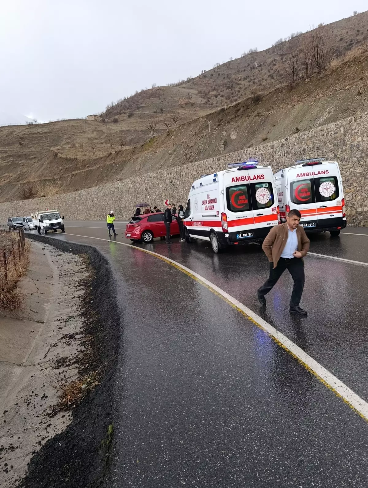 Siirt’te Minibüs ve Otomobil Kafa Kafaya Çarpıştı