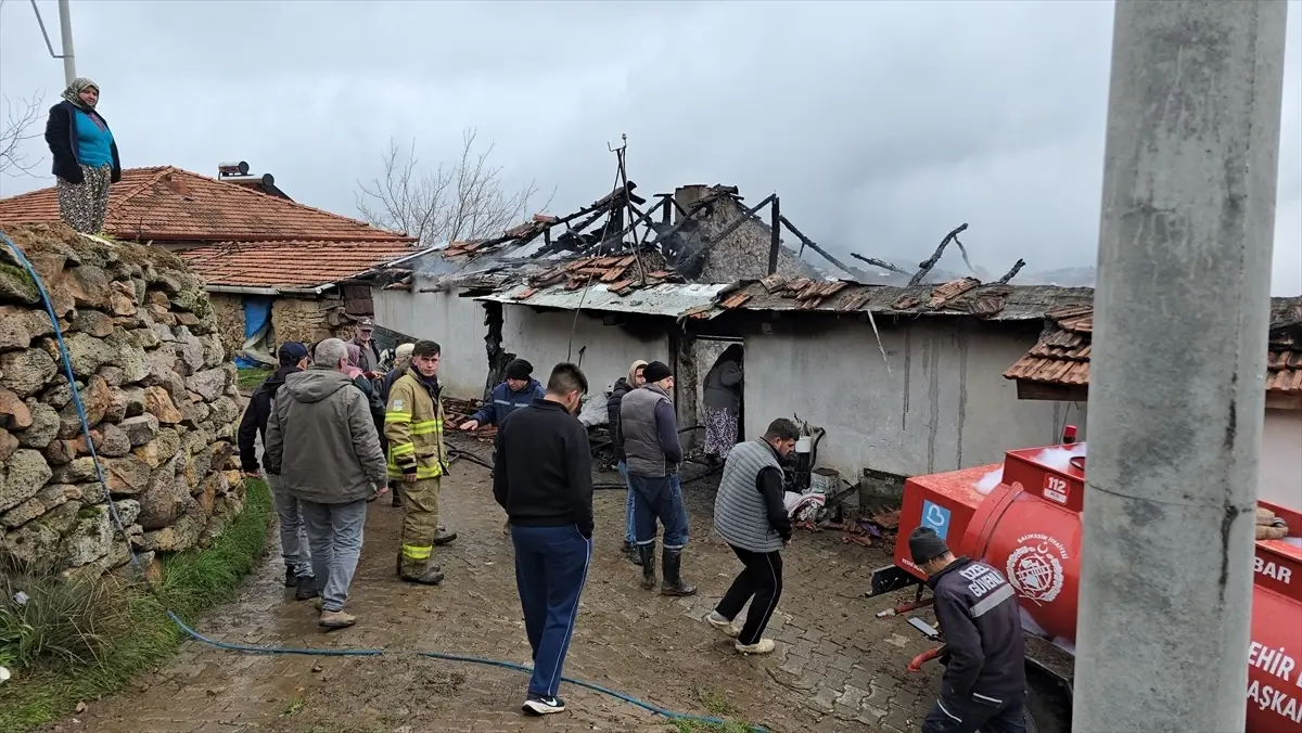 Sındırgı’da Yangın: 2 Ev Kullanılamaz Hale Geldi