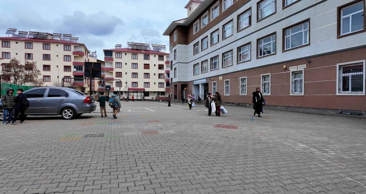 Sınıfta sıkılan sprey 6 öğrenciyi hastanelik etti