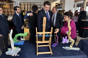 Sinop’ta öğrenciler sahil atıklarından yaptıkları çalışmalarla “temiz deniz” mesajı verdi