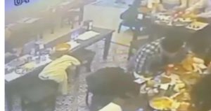 Şişli’de ocakbaşı rezaleti: Yemekten çıkan böcek müşterinin dudağını ısırdı!