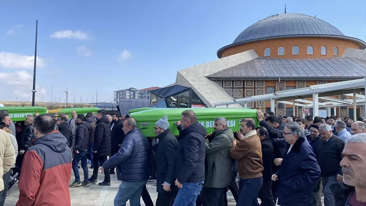 Sivas’ta Aile İçi Cinayet: Baba ve Oğul Toprağa Verildi