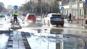 Sivas’ta ana şebeke borusu patladı, yolda çökme meydana geldi