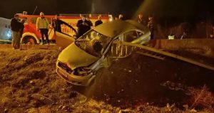 Sivas’ta otomobil bariyerlere çarptı