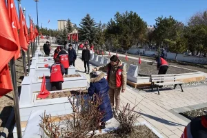 Sivas’ta şehitlikte bakım, onarım ve temizlik çalışması yapıldı