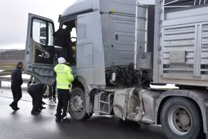 Sivas’ta TIR’a çarpan araçta sürücü ağır yaralandı