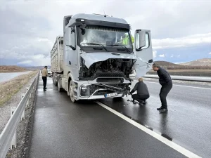 Sivas’ta Tırla Çarpışan Araç Sürücüsü Yaralandı