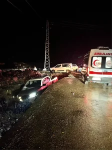 Siverek’te Kamyonet Devrildi: 3 Yaralı