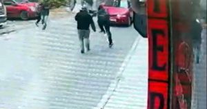 Sokakta çocuk dehşeti: Annesinin cenazesinden dönen yaşlı adamı hastanelik ettiler