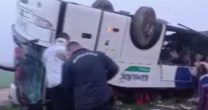 Son dakika… Adana’da yolcu otobüsü devrildi: Çok sayıda yaralı var