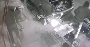 Sultangazi’de kaldırımda oturanlara ateş açtılar