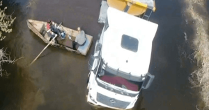 Suyla dolan yolda mahsur kalan TIR şoförü sandalla kurtarıldı