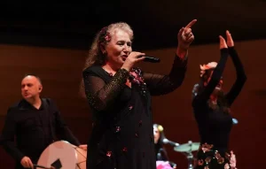 Suzan Kardeş Bahara Davet Konserinde Çaldı