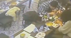 Taksim’de kız arkadaşıyla yemeğe gitti:  Böcek dudağını ısırınca şikayetçi oldu