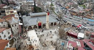 Tarihi camide Bin 135 gün sonra ilk namaz kılındı