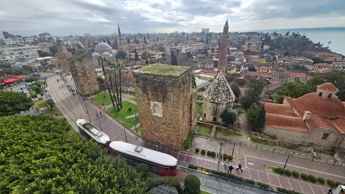 Tarihi Kale Kapısı’na Tel Örgü Önlem