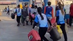 Tayland’da yakıt alabilmek için sıra yarışı