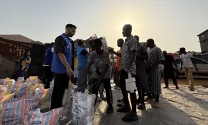 TDV, Freetown’da İhtiyaç Sahiplerine Gıda Dağıtıyor