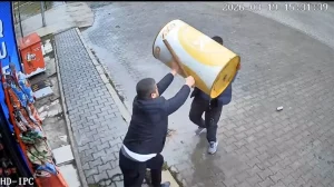 Tekel Bayisinde Taşlı Sopalı Kavga