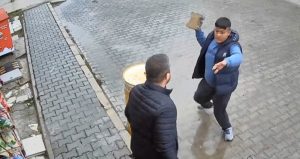 Tekel bayisinde taşlı sopalı kavga! Taş, sopa ve varil fırlattılar