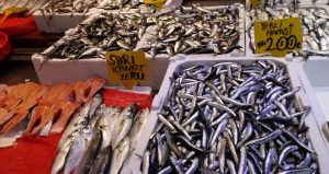 Tezgahlar doldu taştı, hamsinin yarı fiyatına satılıyor