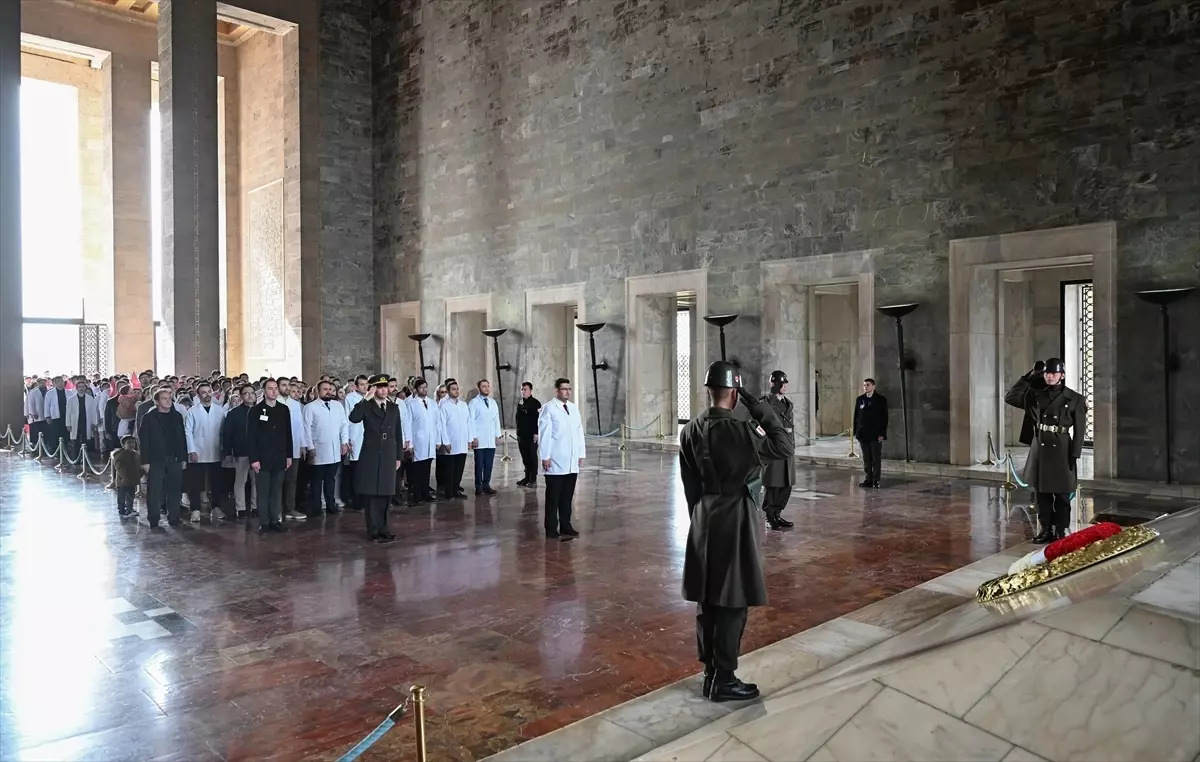 Tıbbiyeliler Anıtkabir’i Ziyaret Etti