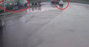 TIR otomobilin üzerine devrildi