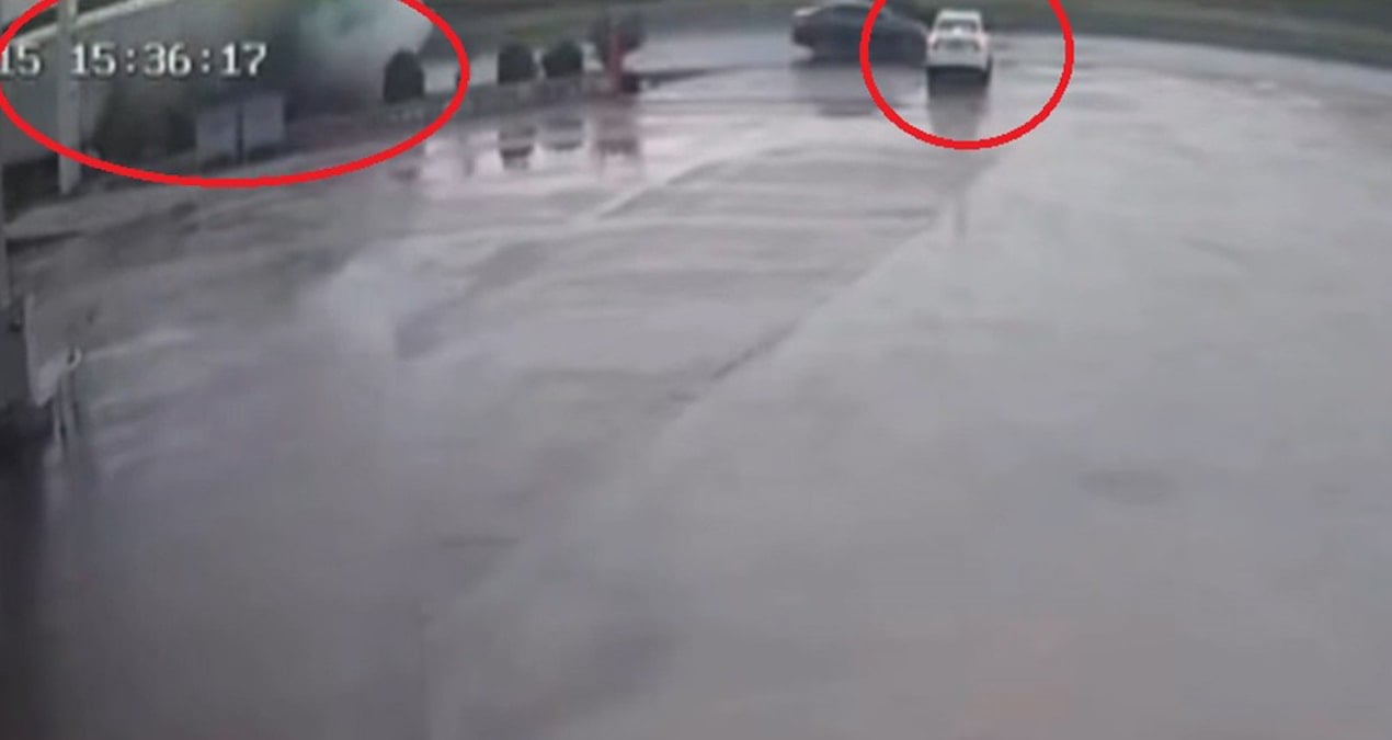 TIR otomobilin üzerine devrildi