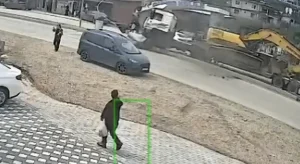 TIR Sinyal Direğine Çarptı