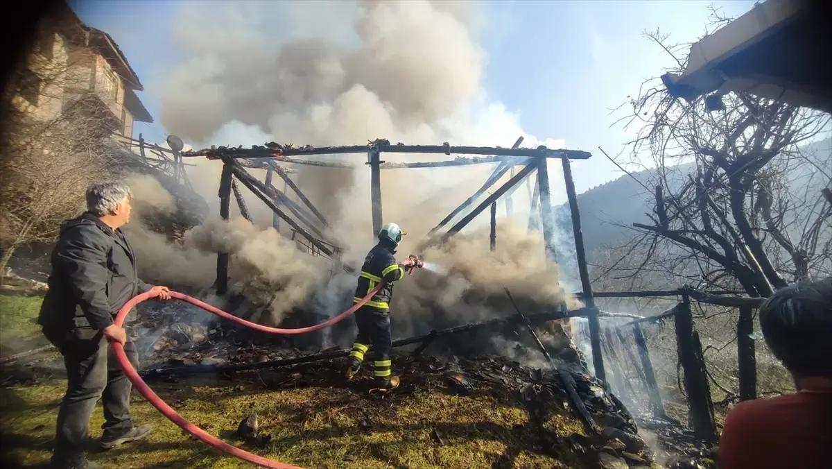Tosya’da Samanlık Yangını Söndürüldü