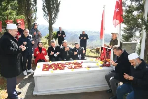 Trabzon Büyükşehir Belediye Başkanı Genç’ten şehit pilot Gençcelep’in mezarına ziyaret