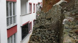 Trabzon’da istinat duvarı çöktü: 9 katlı binada hasar