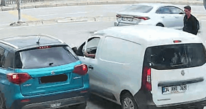 Trafikte beyzbol sopalı saldırı: Maganda kamerada