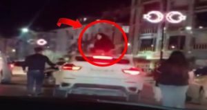 Trafikte iki kadın bir erkek sürücüye saldırdı! Biri aracın üzerinden, diğeri yandan…